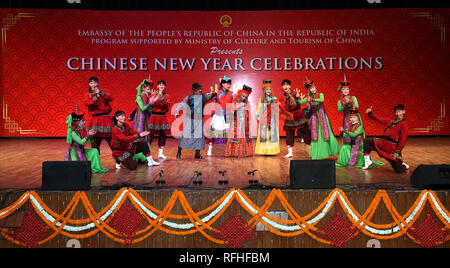 New Delhi, Indien. 25 Jan, 2019. Tänzerinnen und Tänzer aus dem Norden China Autonome Region Innere Mongolei während des chinesischen neuen Jahres Feiern in Neu Delhi, Indien, Jan. 25, 2019 durchführen. Credit: Zhang Naijie/Xinhua/Alamy leben Nachrichten Stockfoto