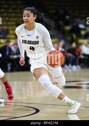 Boulder, CO, USA. 25 Jan, 2019. Colorado Buffaloes guard Lesila Finau (4) Bringt den Ball auf, den Gerichtshof gegen Stanford in der zweiten Hälfte in der Coors Fall-Mitte in Boulder, CO. Derek Regensburger/CSM/Alamy leben Nachrichten Stockfoto