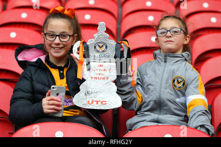 Junge NEWPORT COUNTY FANS MIT FA Cup, MIDDLESBROUGH FC V NEWPORT COUNTY FC Middlesbrough FC V NEWPORT COUNTY FC, EMIRATES FA Cup 4. Runde, 2019 Stockfoto