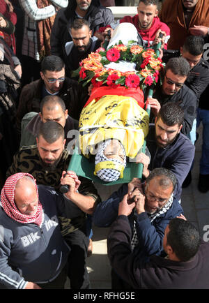 Ramallah, West Bank, Palästina. 26 Jan, 2019. Trauernde tragen die Körper der Palästinensischen Ayman Hamed, 17, während seiner Beerdigung in der West Bank Stadt Ramallah, am Januar 26, 2019 Credit: Ahmad Arouri/APA-Images/ZUMA Draht/Alamy leben Nachrichten Stockfoto