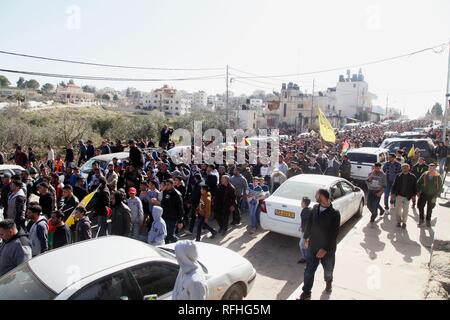 Ramallah, West Bank, Palästina. 26 Jan, 2019. Trauernde tragen die Körper der Palästinensischen Ayman Hamed, 17, während seiner Beerdigung in der West Bank Stadt Ramallah, am Januar 26, 2019 Credit: Ahmad Arouri/APA-Images/ZUMA Draht/Alamy leben Nachrichten Stockfoto