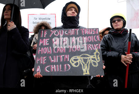 Hamburg, Deutschland. 26 Jan, 2019. Ein Teilnehmer an einer Demonstration gegen die Ziffern 218 und 219 a, der Abtreibungen und das Verbot der Werbung für Sie regeln, hält ein Schild mit der Aufschrift "Wenn Sie mir nicht mit einer Wahl vertrauen können, wie können Sie mir mit einem Kind das Vertrauen: Wenn sie nicht mir eine Entscheidung, wie können Sie mir mit einem Kind vertrauen) zu vertrauen. Credit: Daniel Bockwoldt/dpa/Alamy leben Nachrichten Stockfoto