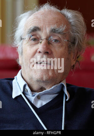 Hamburg, Deutschland. 29 Nov, 2011. Der französische Komponist und Academy Award Gewinner Michel Legrand gibt ein Interview an der Stifterlounge der Hamburger Oper in Hamburg, Deutschland, 29. November 2011. Von Hollywood bis Hamburg: Legrand hat bereits drei Academy Awards erhielt für seine Filmmusik, jetzt die 79-jährige Musik für ein Ballett geschrieben hat. Quelle: Georg Wendt | Verwendung weltweit/dpa/Alamy leben Nachrichten Stockfoto