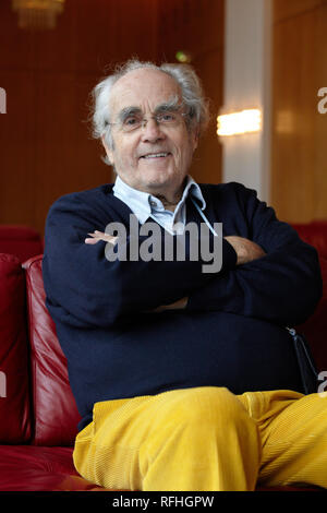 Hamburg, Deutschland. 29 Nov, 2011. Der französische Komponist und Academy Award Gewinner Michel Legrand gibt ein Interview an der Stifterlounge der Hamburger Oper in Hamburg, Deutschland, 29. November 2011. Von Hollywood bis Hamburg: Legrand hat bereits drei Academy Awards erhielt für seine Filmmusik, jetzt die 79-jährige Musik für ein Ballett geschrieben hat. Quelle: Georg Wendt | Verwendung weltweit/dpa/Alamy leben Nachrichten Stockfoto