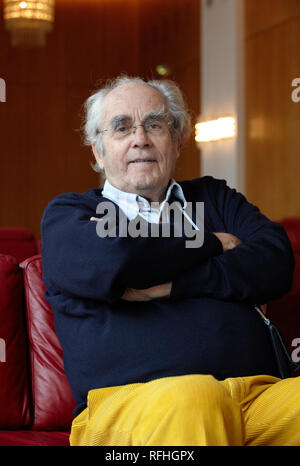 Hamburg, Deutschland. 29 Nov, 2011. Der französische Komponist und Academy Award Gewinner Michel Legrand gibt ein Interview an der Stifterlounge der Hamburger Oper in Hamburg, Deutschland, 29. November 2011. Von Hollywood bis Hamburg: Legrand hat bereits drei Academy Awards erhielt für seine Filmmusik, jetzt die 79-jährige Musik für ein Ballett geschrieben hat. Quelle: Georg Wendt | Verwendung weltweit/dpa/Alamy leben Nachrichten Stockfoto