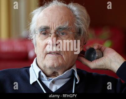 Hamburg, Deutschland. 29 Nov, 2011. Der französische Komponist und Academy Award Gewinner Michel Legrand gibt ein Interview an der Stifterlounge der Hamburger Oper in Hamburg, Deutschland, 29. November 2011. Von Hollywood bis Hamburg: Legrand hat bereits drei Academy Awards erhielt für seine Filmmusik, jetzt die 79-jährige Musik für ein Ballett geschrieben hat. Quelle: Georg Wendt | Verwendung weltweit/dpa/Alamy leben Nachrichten Stockfoto