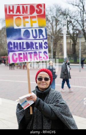 London, Großbritannien. 26 Jan, 2019. Lokale Aktivisten protestieren in Brixton gegen Pläne von Lambeth Rat der fünf Kinder Zentren zu schließen und die Hälfte der Finanzierung für sieben anderen zu verringern. Credit: Mark Kerrison/Alamy leben Nachrichten Stockfoto