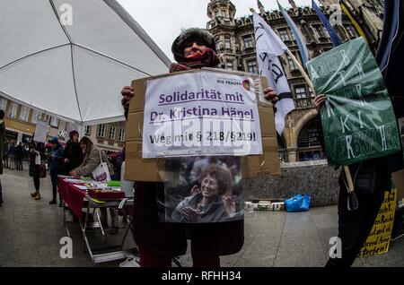 München, Bayern, Deutschland. 26 Jan, 2019. Ein Schild mit Unterstützung von Dr. Kristina Hänel HÃ¤Nel, wer war das Opfer der Verwendung von 1800s Anti-Werbung Gesetze in bezug auf die Abtreibung. Haenel hatte Counseling Services als Teil ihrer Arbeitsbereiche aufgeführt und wurde für Sie verfolgt. Credit: ZUMA Press, Inc./Alamy leben Nachrichten Stockfoto