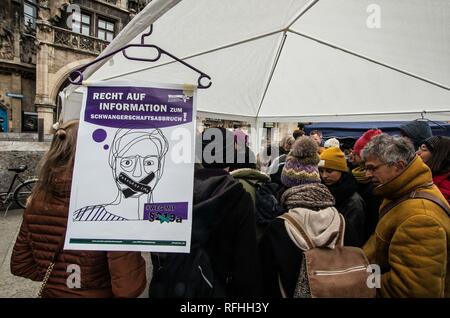 München, Bayern, Deutschland. 26 Jan, 2019. Ein zeichen das Recht in Bezug auf die Schwangerschaft, die Aktivisten behaupten hat aufgrund der 1800s Paragraf 218 und 219 a Gesetze gegen die Werbung, die erfolgreich eingesetzt wurden Dr. Kristina Hänel zu verfolgen zunehmend kriminalisiert werden, informiert werden. Credit: ZUMA Press, Inc./Alamy leben Nachrichten Stockfoto