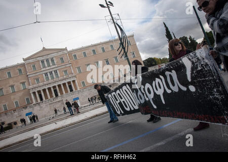 Athen, Griechenland. 1. Jan 2006. Die Demonstranten werden gesehen, halten ein Transparent vor dem griechischen Parlament während der Demonstration. Lehrer aus ganz Griechenland gegen ein neues Gesetz zur Regelung der Termin/die Einstellung des ständigen Lehrpersonal in das öffentliche Schulsystem in Athen, Griechenland. Credit: Nikolas Joao Kokovlis/SOPA Images/ZUMA Draht/Alamy leben Nachrichten Stockfoto