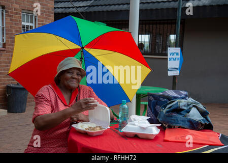 EFF Vertreter Jeannette Ntuane, 70, Freiwilliger an einem wählerregistrierung Standort in Linden, Johannesburg, Samstag Nachmittag. Es ist die letzte Wochenende zu registrieren in Südafrika 2019 allgemeine Wahlen zu wählen. "Ich denke, dass ich mit den anderen Parteien die Hoffnung verloren haben. Das ist auch der Grund, warum ich EFF Versuche. Vielleicht ändern Sie es bringen wird", sagte der pensionierte inländische Arbeitnehmer. Ntuane sagte, daß sie von Korruption müde ist. "Die Beamten sind immer so viel Geld und Sie sind immer noch das Stehlen von der Regierung. Wenn du mit der Arbeit (als im Inland), erhalten Sie so wenig." Quelle: Eva-Lotta Jansson/Alamy leben Nachrichten Stockfoto