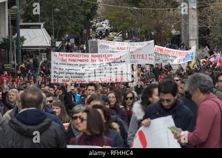 Lehrer gegen ein neues Gesetz zur Regelung für die Ernennung/Einstellung der ständigen Lehrpersonal in das öffentliche Schulsystem in Athen, Griechenland. Stockfoto