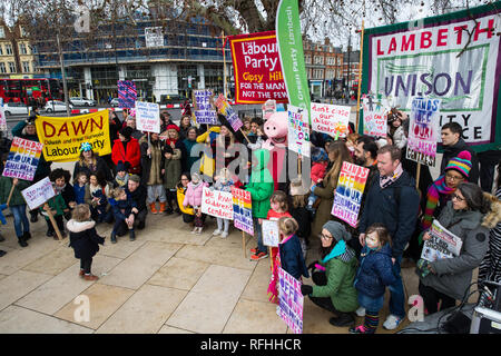 London, Großbritannien. 26. Januar, 2019. Lokale Aktivisten protestieren in Brixton gegen Pläne von Lambeth Rat der fünf Kinder Zentren zu schließen und die Hälfte der Finanzierung für sieben anderen zu verringern. Stockfoto