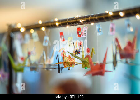 Berlin, Deutschland. 26 Jan, 2019. Kleine origami Figuren hängen an einer Leine am Japan Festival in der Urania und kann von den Besuchern gekauft werden. Credit: Gregor Fischer/dpa/Alamy leben Nachrichten Stockfoto