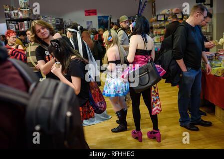 Berlin, Deutschland. 26 Jan, 2019. Die Besucher gehen in der Verkleidung von Figuren aus Anime Serie (Cosplay) durch die Stände am Japan Festival in der Urania. Credit: Gregor Fischer/dpa/Alamy leben Nachrichten Stockfoto