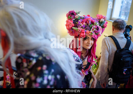 Berlin, Deutschland. 26 Jan, 2019. Besucher gehen in der Verkleidung von Figuren aus Anime Serie (Cosplay) über die Japan Festival in der Urania. Credit: Gregor Fischer/dpa/Alamy leben Nachrichten Stockfoto