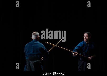 Berlin, Deutschland. 26 Jan, 2019. Athleten des Kendoverein an der Freien Universität Berlin präsentieren Japanische Stockkampf auf der Bühne des Japan Festival in der Urania. Credit: Gregor Fischer/dpa/Alamy leben Nachrichten Stockfoto