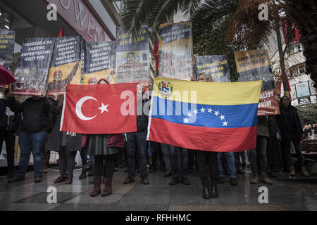 Istanbul, Türkei. 26 Jan, 2019. Die Demonstranten werden gesehen, die eine Türkische Flagge zusammen mit einem venezolanischen Flagge während der Demonstration der Kommunistischen Partei der Türkei (TKP) in der Nähe des Kad? kÃ¶y zeigen (Istanbul) zur Unterstützung der NicolÃ¡s Maduro. Credit: Lupa MiÃ±O/SOPA Images/ZUMA Draht/Alamy leben Nachrichten Stockfoto