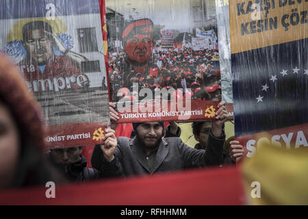 Istanbul, Türkei. 26 Jan, 2019. Die Demonstranten werden gesehen, Plakate während der Demonstration Halten. der Kommunistischen Partei der Türkei (TKP) in der Nähe des Kad? kÃ¶y zeigen (Istanbul) zur Unterstützung der NicolÃ¡s Maduro. Credit: Lupa MiÃ±O/SOPA Images/ZUMA Draht/Alamy leben Nachrichten Stockfoto