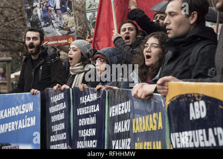 Istanbul, Türkei. 26 Jan, 2019. Die protestierenden riefen Slogans sind gesehen halten Plakate hoch, während der Demonstration der Kommunistischen Partei der Türkei (TKP) in der Nähe des Kad? kÃ¶y zeigen (Istanbul) zur Unterstützung der NicolÃ¡s Maduro. Credit: Lupa MiÃ±O/SOPA Images/ZUMA Draht/Alamy leben Nachrichten Stockfoto