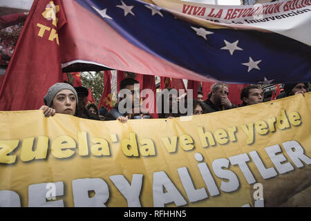 Istanbul, Türkei. 26 Jan, 2019. Die Demonstranten werden gesehen, eine Fahne während der Demonstration Halten. der Kommunistischen Partei der Türkei (TKP) in der Nähe des Kad? kÃ¶y zeigen (Istanbul) zur Unterstützung der NicolÃ¡s Maduro. Credit: Lupa MiÃ±O/SOPA Images/ZUMA Draht/Alamy leben Nachrichten Stockfoto