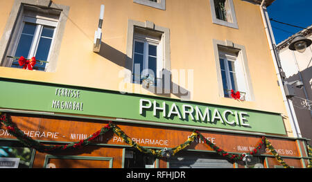 Marseillan, Frankreich - 30. Dezember 2018: Vor einer Apotheke in der Innenstadt an einem Wintertag Stockfoto