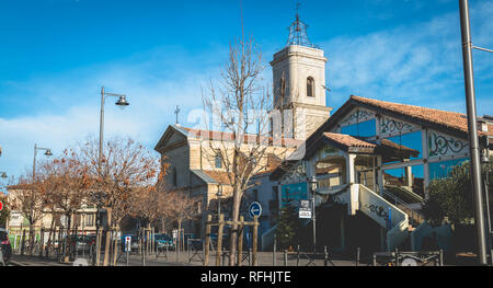 Marseillan, Frankreich - 30. Dezember 2018: architektonische Details der Kirche Saint Jean-Baptiste und die La Fabrique Mediathek in der historischen Stadt Stockfoto