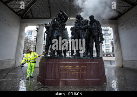 Die Bomber Command Memorial gereinigt werden, nachdem sie mutwillig zerstört wurde, Green Park, London, England, Großbritannien Stockfoto