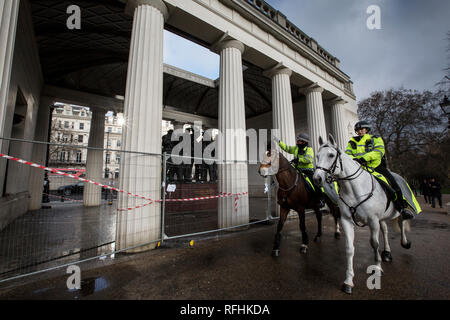 Die Bomber Command Memorial gereinigt werden, nachdem sie mutwillig zerstört wurde, Green Park, London, England, Großbritannien Stockfoto