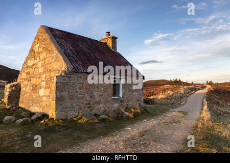 Die Ryvoan Tierheim bothy auf der Ryvoan Pass im Cairngorms Nationalpark von Schottland. Stockfoto