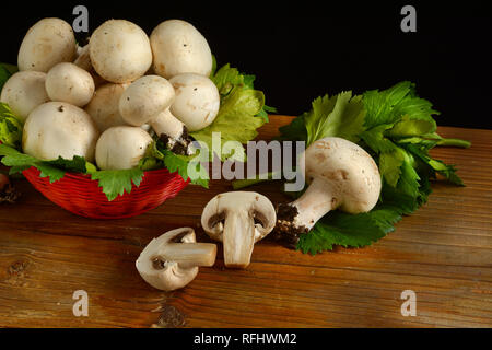 Champignon Pilze im Korb auf schwarzen Hintergrund: Detailansicht Stockfoto