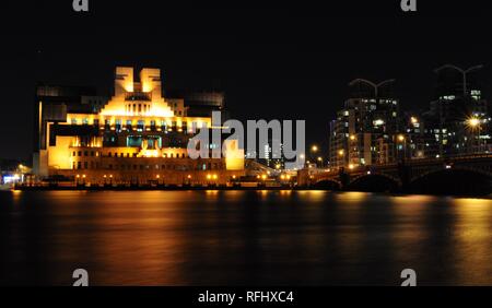 MI6-Gebäude auf, Albert Embankment, Vauxhall Bridge und St George Wharf Wohnanlage auf der rechten Seite, von Millbank, London, UK fotografiert. Stockfoto