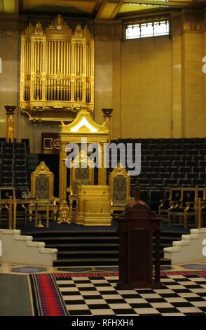 Grand Temple Dais und Rekonstruktion der Lade des Freimaurerischen Bund in Grand Temple der Freimaurer "Halle an der Great Queen Street, London, UK. Stockfoto