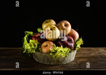 Verschiedene Äpfel in die hölzerne Schüssel - Nahaufnahme Stockfoto