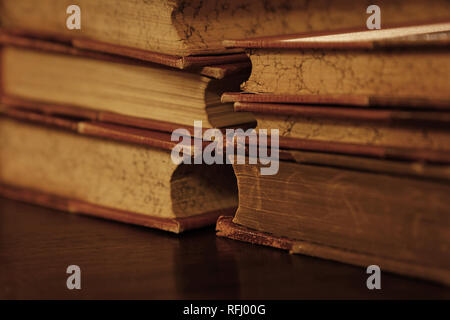 Stapel von sechs alten Vintage braun Leder gebundene Bücher auf dem Tisch Stockfoto