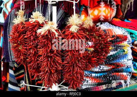 Zeichenfolgen der rote Chile peppers, oder Ristras, zum verkauf in Santa Fe, NM USA Stockfoto