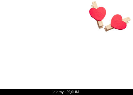 Holz- Tuch pegs mit roten Herzen auf weißem Hintergrund Stockfoto