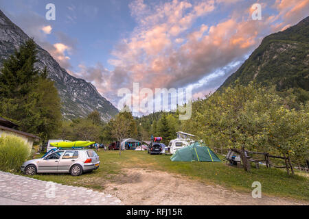 BOVEC, Slowenien, 7. AUGUST 2017: Campingplatz in Orchard bei Sonnenuntergang im Triglav Nationalpark in den Julischen Alpen Sloweniens, Europa Stockfoto