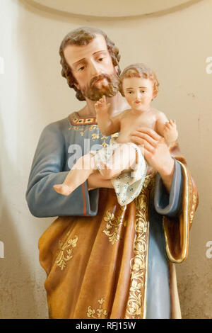 Die Statue des Hl. Josef mit dem Jesuskind in den Armen. Der Salesianer von Don Bosco Kirche Santa Maria delle Grazie" - Heilige Maria der Gnade. Stockfoto