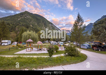 BOVEC, Slowenien, 7. AUGUST 2017: Campingplatz in den Bergen des Nationalparks Triglav in den Julischen Alpen Sloweniens, Europa Stockfoto