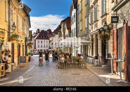 LJUBLJANA, Slowenien, 11. AUGUST 2017: Cornji trg belebten Straße mit Cafés und Restaurants Stockfoto