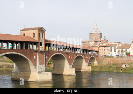 Der Ponte Coperto ('BRÜCKE') oder die Ponte Vecchio (Alte Brücke") ist eine aus Backstein und Stein Bogenbrücke über den Ticino in Pavia, Italien. Stockfoto