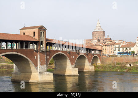 Der Ponte Coperto ('BRÜCKE') oder die Ponte Vecchio (Alte Brücke") ist eine aus Backstein und Stein Bogenbrücke über den Ticino in Pavia, Italien. Stockfoto