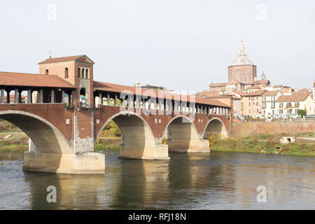 Der Ponte Coperto ('BRÜCKE') oder die Ponte Vecchio (Alte Brücke") ist eine aus Backstein und Stein Bogenbrücke über den Ticino in Pavia, Italien. Stockfoto