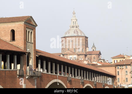 Der Ponte Coperto ('BRÜCKE') oder die Ponte Vecchio (Alte Brücke") ist eine aus Backstein und Stein Bogenbrücke über den Ticino in Pavia, Italien. Stockfoto