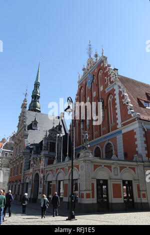 Das Haus der Mitesser ist ein Gebäude in der Altstadt von Riga, Lettland. Das ursprüngliche Gebäude wurde im ersten Drittel des 14. Jahrhunderts für die Bruderschaft von Mitessern, eine Gilde für unverheiratete Kaufleute, Reeder, und Ausländer in Riga. Wichtige Arbeiten wurden in den Jahren 1580 und 1886 geschehen, indem die meisten der Verzierungen. Die Skulpturen wurden von der Werkstatt von August Volz. Stockfoto