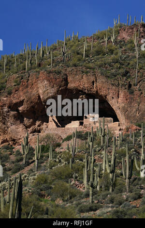 Tonto National Monument enthält der Ruinen von zwei Cliff dwellings durch den Salado Indianer gegründet um 1300 AD. Stockfoto