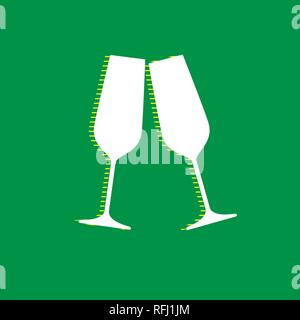 Champagner Gläser. Vektor. Weißen flachen Symbol mit gelb gestreiften Schatten auf grünem Hintergrund. Stock Vektor