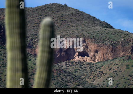 Tonto National Monument enthält der Ruinen von zwei Cliff dwellings durch den Salado Indianer gegründet um 1300 AD. Stockfoto