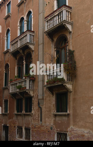 Balkon in Venedig mit Blick auf den Kanal Stockfoto